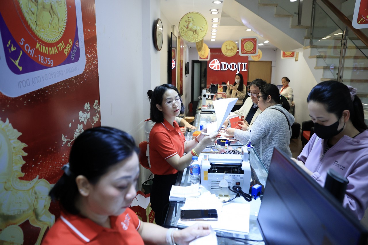 Vàng giữ giá, khách đội mưa mua vàng lấy may ngày Thần Tài