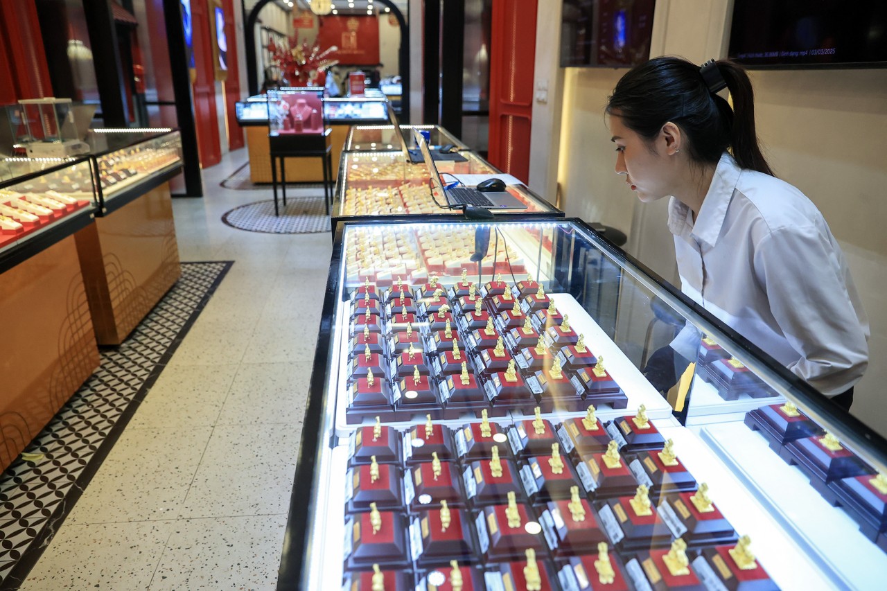 Vàng giữ giá, khách đội mưa mua vàng lấy may ngày Thần Tài