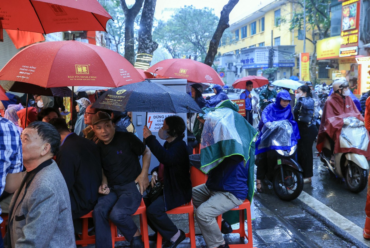 Vàng giữ giá khách hàng đội mưa mua vàng lấy may ngày Thần Tài