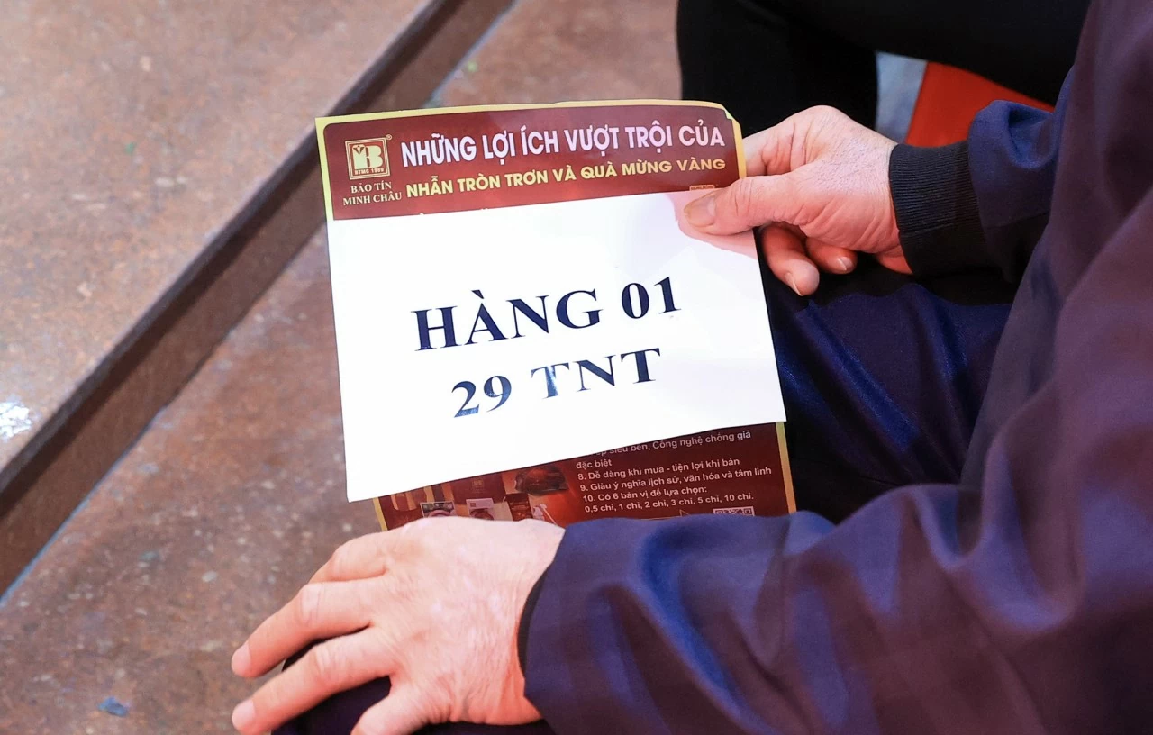Vàng giữ giá, khách đội mưa mua vàng lấy may ngày Thần Tài