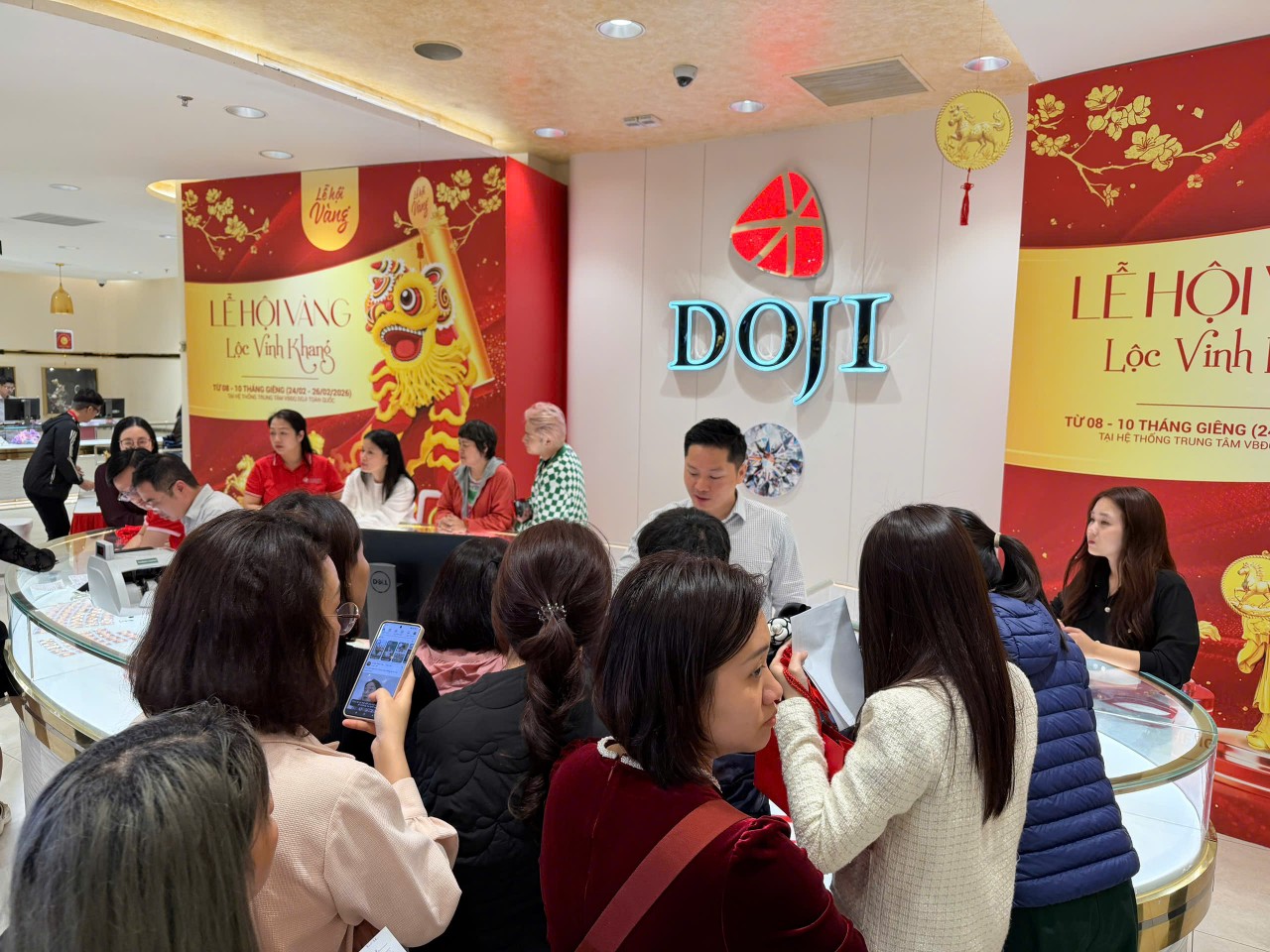 Vàng giữ giá, khách đội mưa mua vàng lấy may ngày Thần Tài