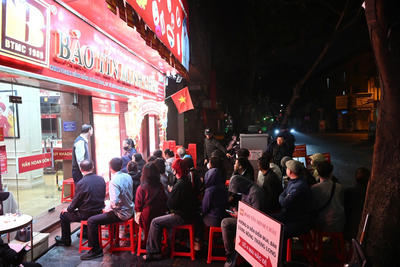 Vàng giữ giá khách hàng đội mưa mua vàng lấy may ngày Thần Tài