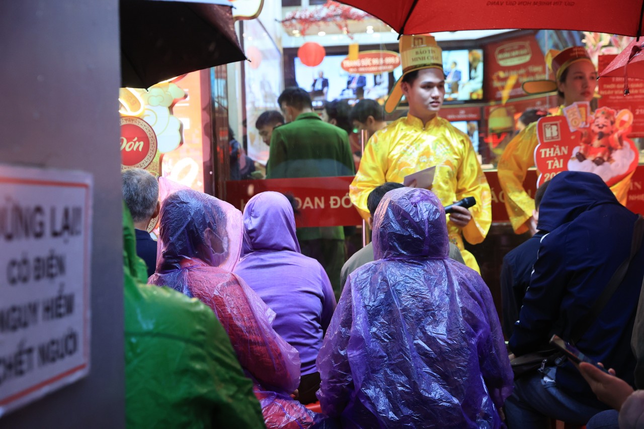 Vàng giữ giá, khách đội mưa mua vàng lấy may ngày Thần Tài