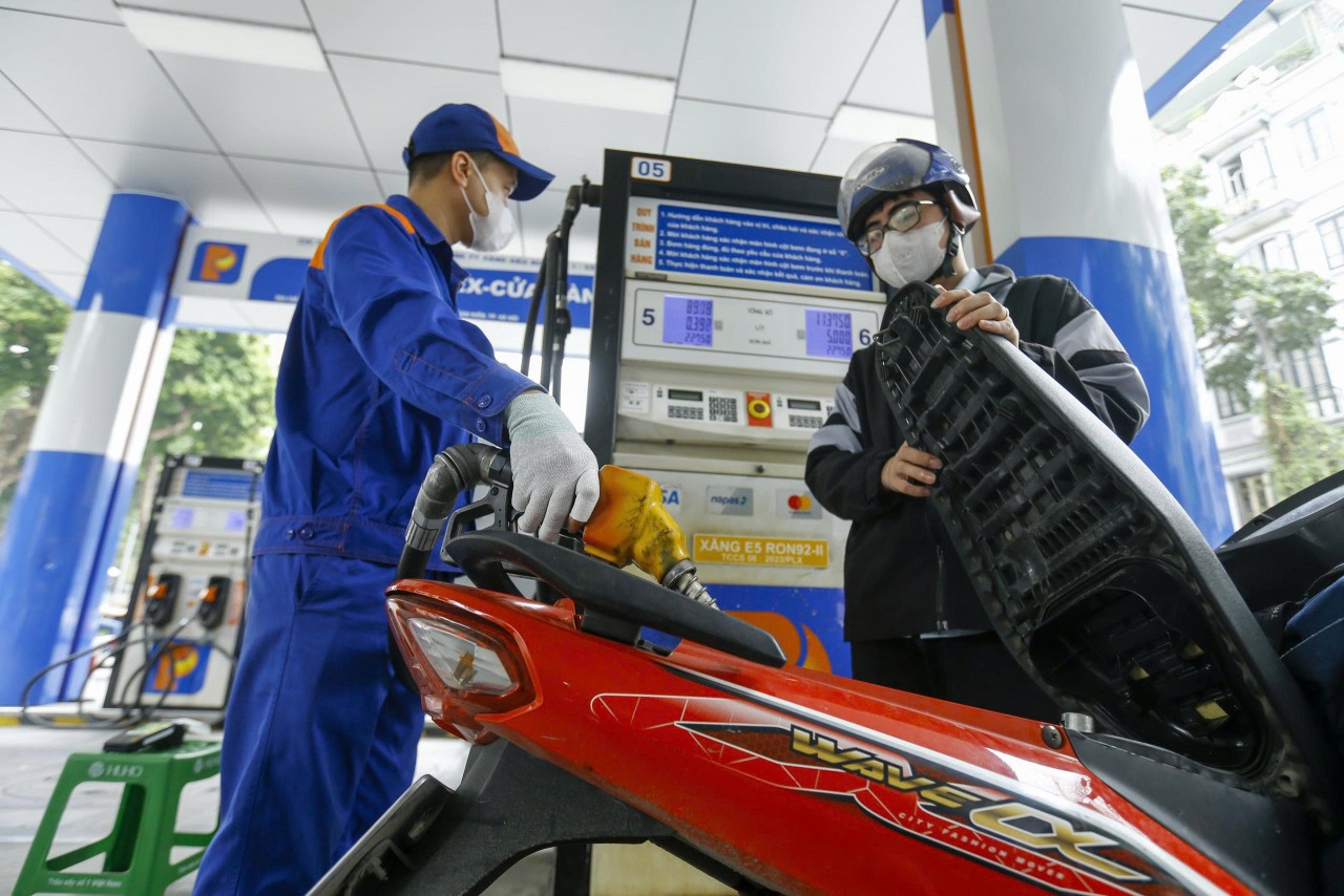 Từ 15h chiều 26/2, giá xăng tăng đến 999 đồng/lít