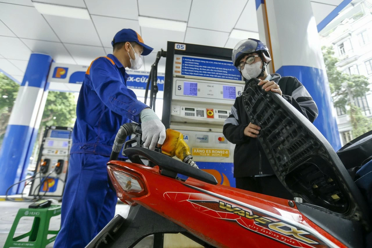 Từ 15h chiều 26/2, giá xăng tăng đến 999 đồng/lít