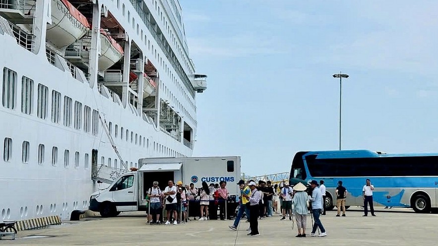 Hải quan thông quan 4 tàu khách quốc tế, hơn 7.500 du khách “xông đất” Hạ Long