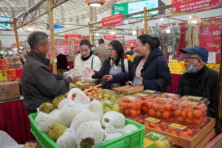 Sản vật vùng miền “giữ lửa” đến phút chót tại Hội chợ Mùa Xuân 2026