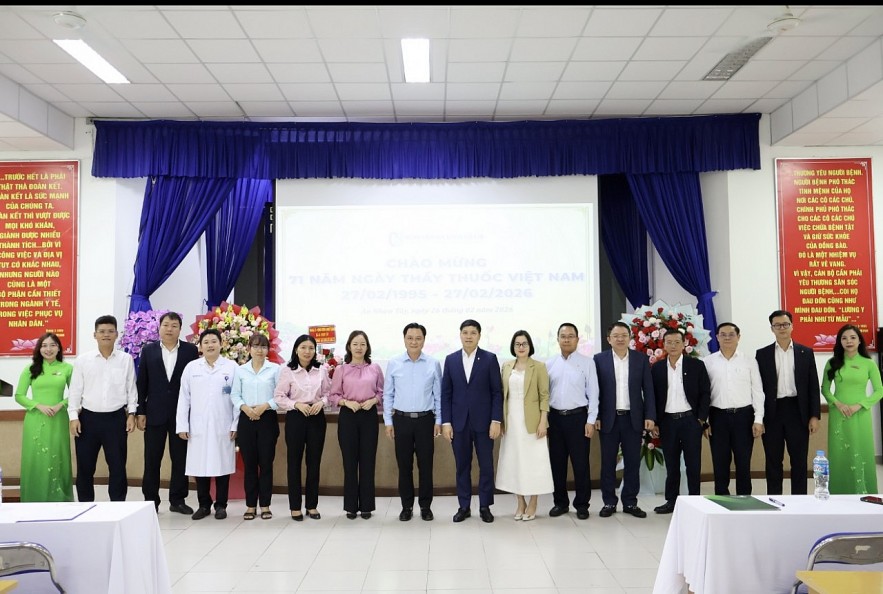 Vietcombank hỗ trợ 1 tỷ đồng thiết bị y tế, trao 200 suất quà tại Hóc Môn và Củ Chi