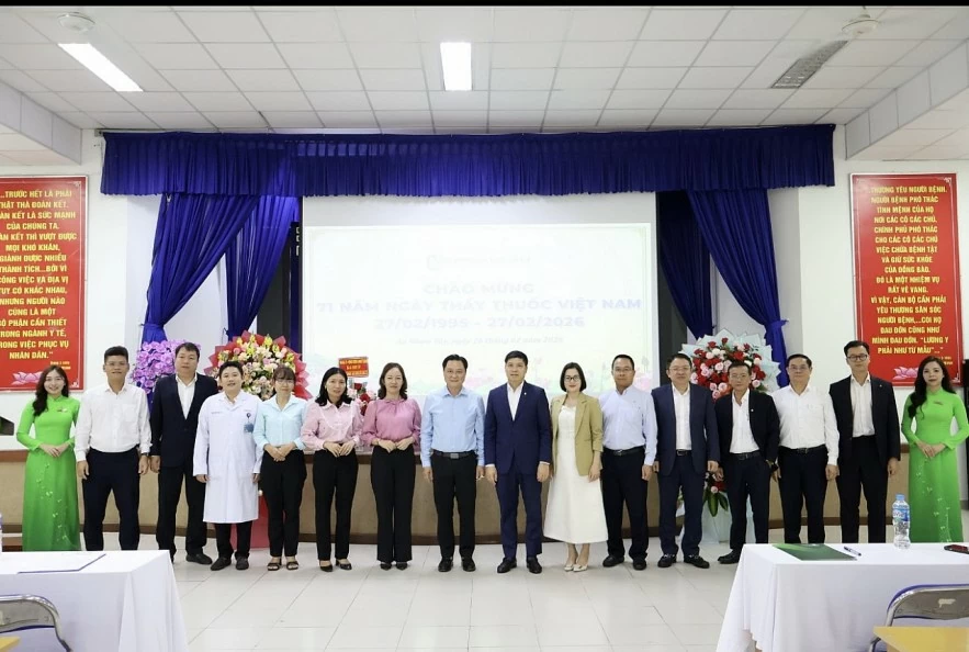 Vietcombank hỗ trợ 1 tỷ đồng thiết bị y tế, trao 200 suất quà tại Hóc Môn và Củ Chi Vietcombank hỗ trợ 1 tỷ đồng thiết bị y tế, trao 200 suất quà tại Hóc Môn và Củ Chi