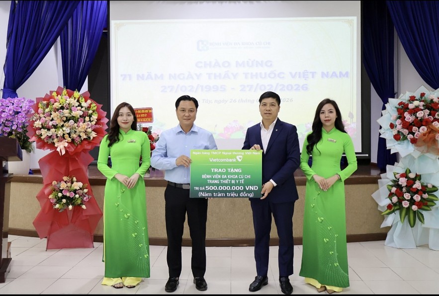Vietcombank hỗ trợ 1 tỷ đồng thiết bị y tế, trao 200 suất quà tại Hóc Môn và Củ Chi
