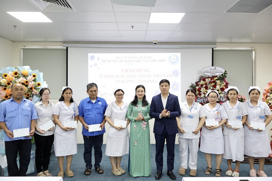 Vietcombank hỗ trợ 1 tỷ đồng thiết bị y tế, trao 200 suất quà tại Hóc Môn và Củ Chi