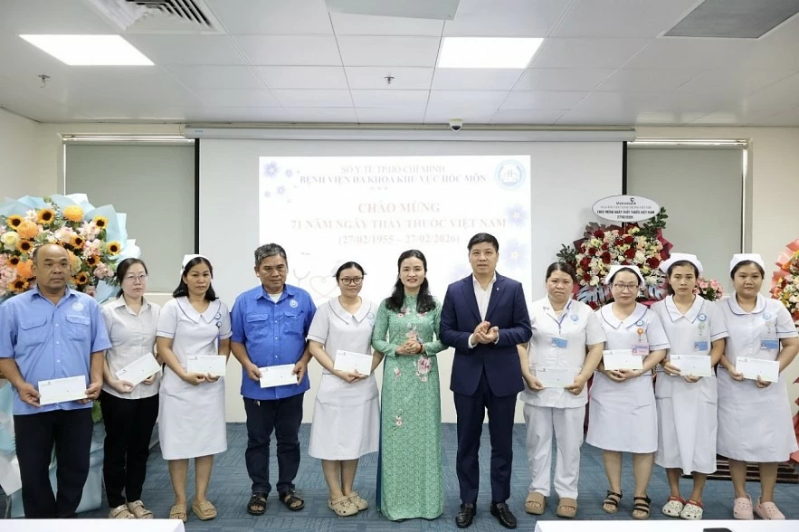 undefined Vietcombank hỗ trợ 1 tỷ đồng thiết bị y tế, trao 200 suất quà tại Hóc Môn và Củ Chi