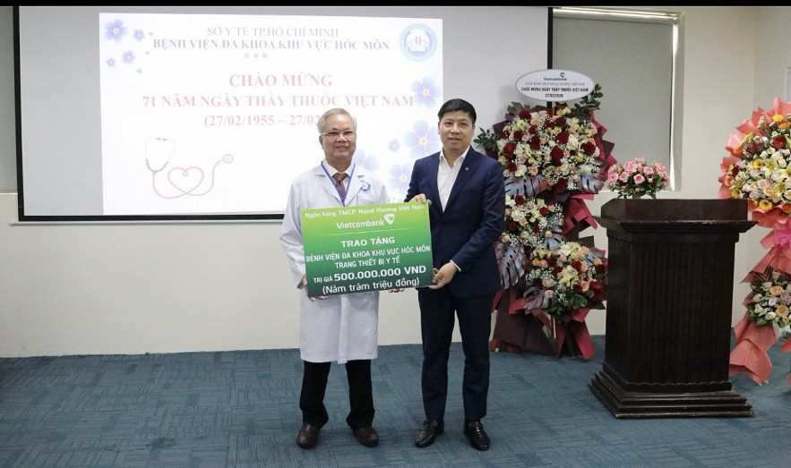 Vietcombank hỗ trợ 1 tỷ đồng thiết bị y tế, trao 200 suất quà tại Hóc Môn và Củ Chi