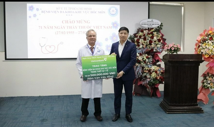 undefined Vietcombank hỗ trợ 1 tỷ đồng thiết bị y tế, trao 200 suất quà tại Hóc Môn và Củ Chi