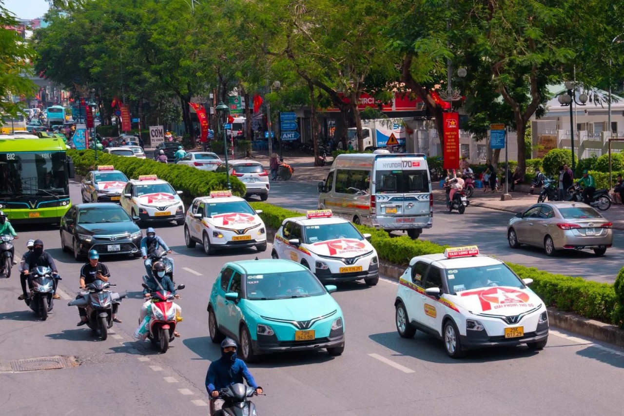 Hà Nội đặt mục tiêu đến năm 2030, toàn bộ taxi chuyển sang xe điện