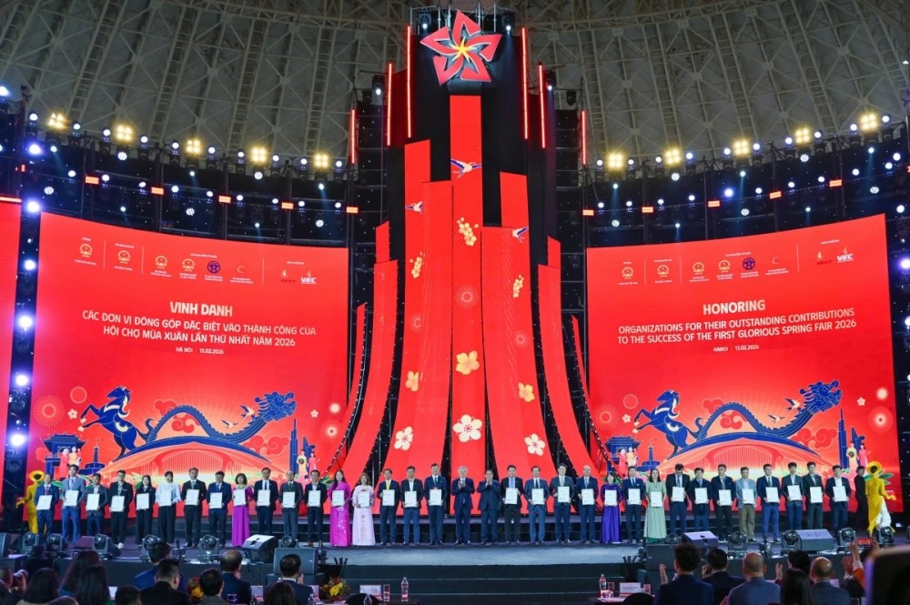 Vinh danh 65 đơn vị đóng góp tiêu biểu tại Hội chợ Mùa Xuân 2026 Vinh danh 65 đơn vị đóng góp tiêu biểu tại Hội chợ Mùa Xuân 2026
