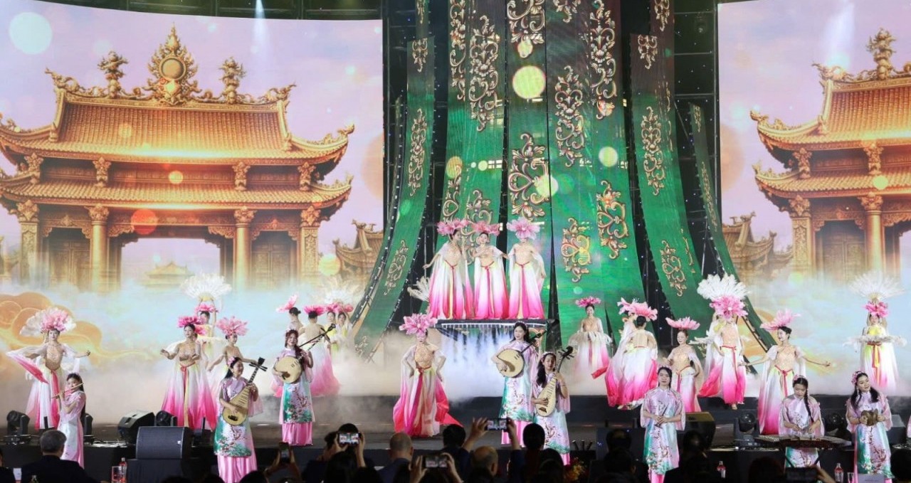 Tưng bừng bữa tiệc nghệ thuật đặc sắc tại Lễ bế mạc Hội chợ Mùa Xuân 2026