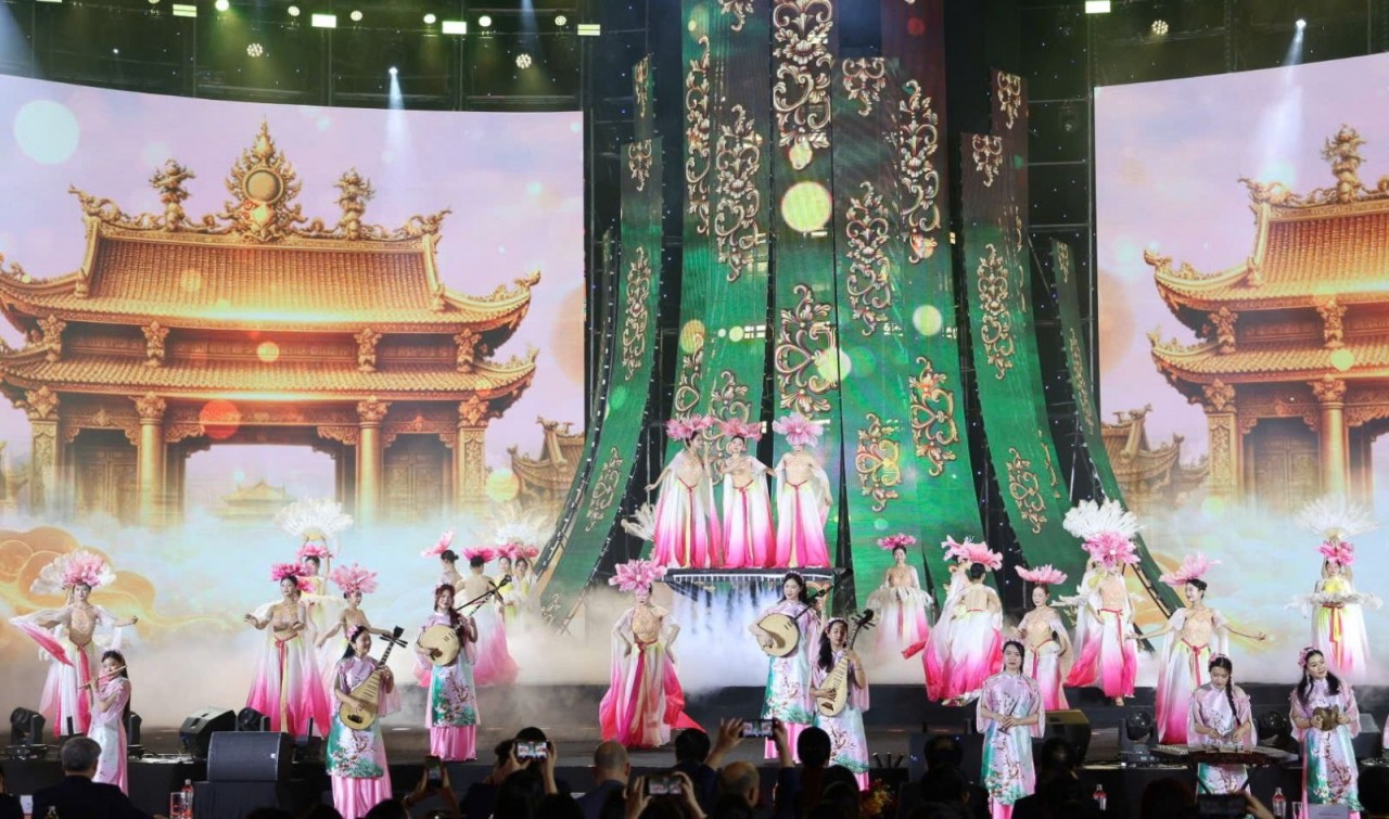 Tưng bừng bữa tiệc nghệ thuật đặc sắc tại Lễ bế mạc Hội chợ Mùa Xuân 2026