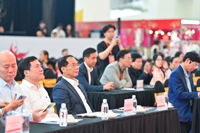 Phó Thủ tướng Bùi Thanh Sơn dự tổng duyệt, “soát” khâu cuối trước Lễ bế mạc Hội chợ Mùa Xuân 2026 Phó Thủ tướng Bùi Thanh Sơn dự tổng duyệt, “soát” khâu cuối trước Lễ bế mạc Hội chợ Mùa Xuân 2026