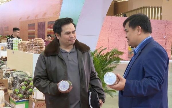 Chốt đơn xuyên biên giới tại Hội chợ Mùa Xuân: Doanh nghiệp Việt tăng tốc xuất khẩu ngay từ đầu năm Chốt đơn xuyên biên giới tại Hội chợ Mùa Xuân: Doanh nghiệp Việt tăng tốc xuất khẩu ngay từ đầu năm