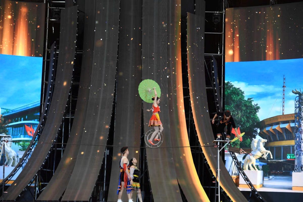 Xiếc và múa rối cạn đặc sắc 