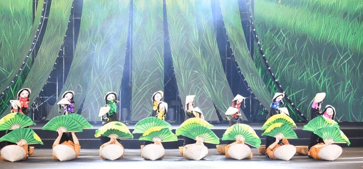 Xiếc và múa rối cạn đặc sắc "chạm" đến trái tim khán giả tại Hội chợ Mùa Xuân 2026