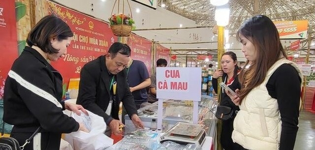 Gian hàng thủy hải sản hút khách tại Hội chợ Mùa Xuân 2026