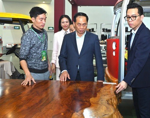 Du khách hiếu kỳ, trầm trồ trước siêu phẩm giá "khủng" tại Hội chợ Mùa Xuân 2026