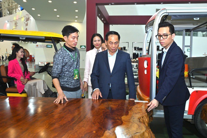 Siêu phẩm giá khủng tại Hội chợ Mùa Xuân 2026 gây ấn tượng với du khách Siêu phẩm giá khủng tại Hội chợ Mùa Xuân 2026 gây ấn tượng với du khách