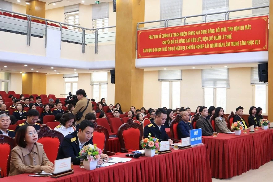 Mỗi cán bộ, công chức thuế là một tuyên truyền viên về chính sách Mỗi cán bộ, công chức thuế là một tuyên truyền viên về chính sách