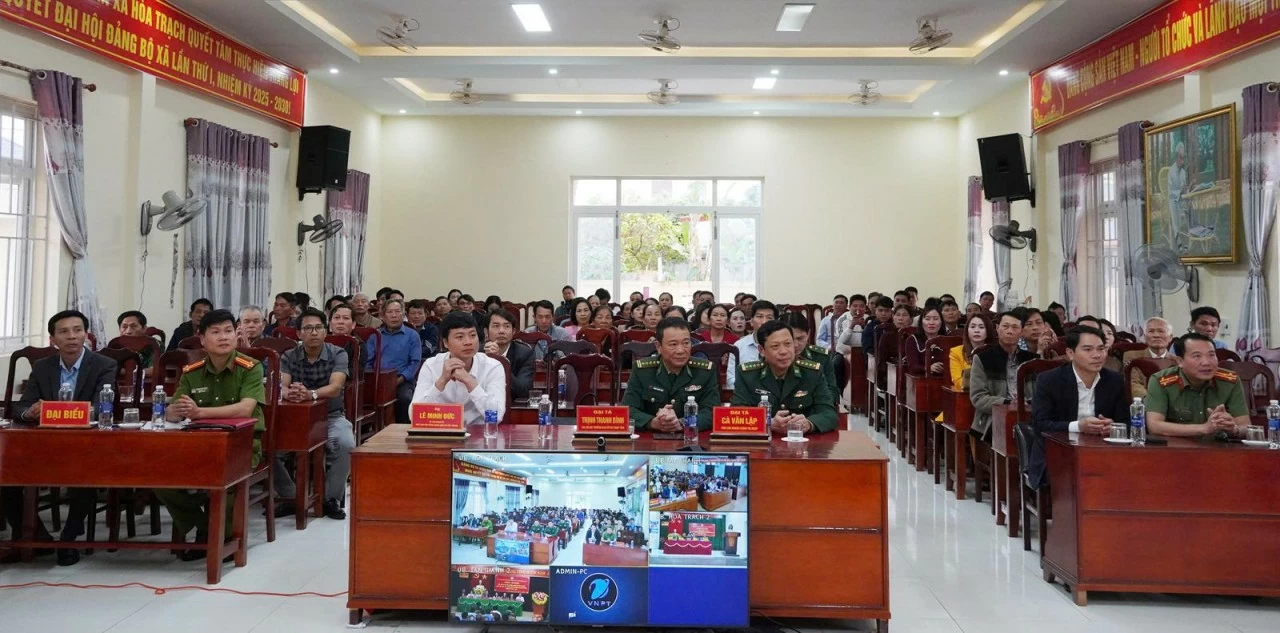 Các cử tri tham gia buổi tiếp xúc cử tri ở xã Hòa Trạch