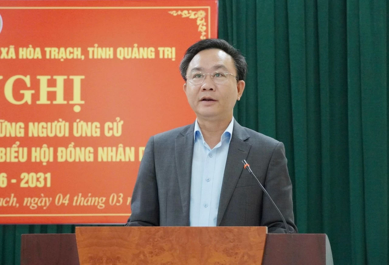 Ông Hoàng Xuân Tân, Tỉnh ủy viên, Phó Chủ tịch UBND tỉnh trình bày chương trình hành động tại buổi tiếp xúc cử tri ở xã Hòa Trạch