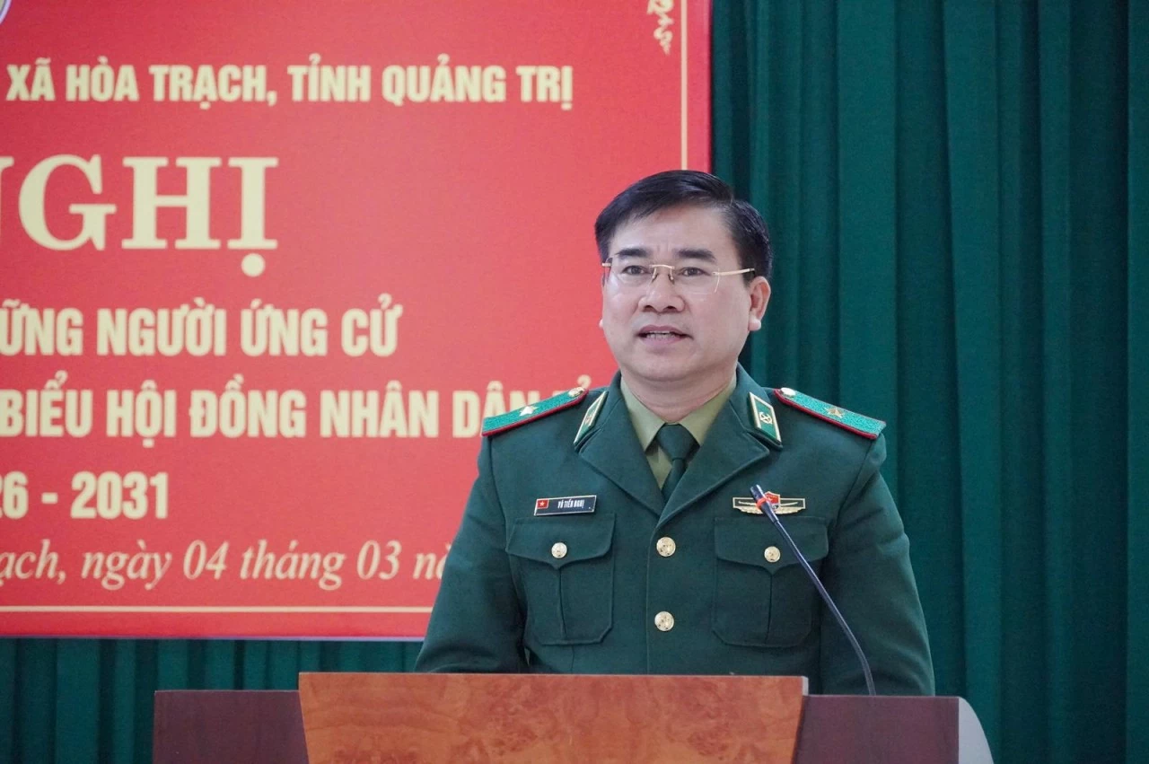 Thiếu tướng Võ Tiến Nghị, Phó Tư lệnh Bộ đội Biên phòng, Bộ Quốc phòng trình bày chương trình hành động tại buổi tiếp xúc cử tri ở xã Hòa Trạch