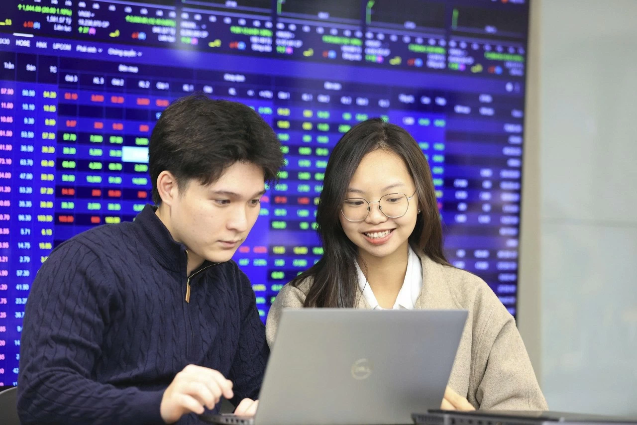 Chứng khoán ngày 4/3: Lực cầu bắt đáy gia tăng, VN-Index có phiên đảo chiều tăng điểm ngoạn mục Chứng khoán ngày 4/3: Lực cầu bắt đáy gia tăng, VN-Index có phiên đảo chiều tăng điểm ngoạn mục