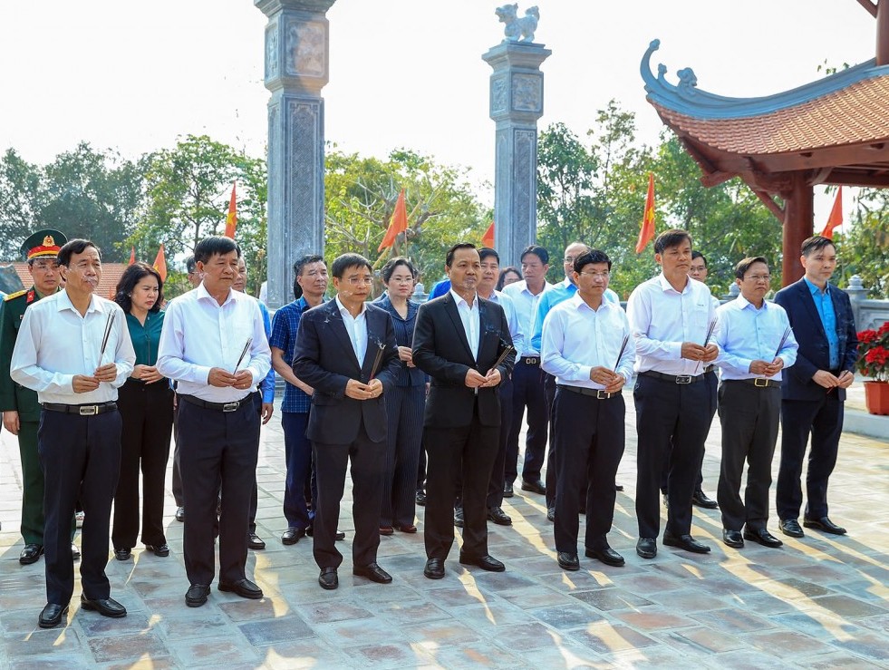 Bộ trưởng Nguyễn Văn Thắng dâng hương tưởng niệm Chủ tịch Hồ Chí Minh và các anh hùng, liệt sĩ tại Điện Biên