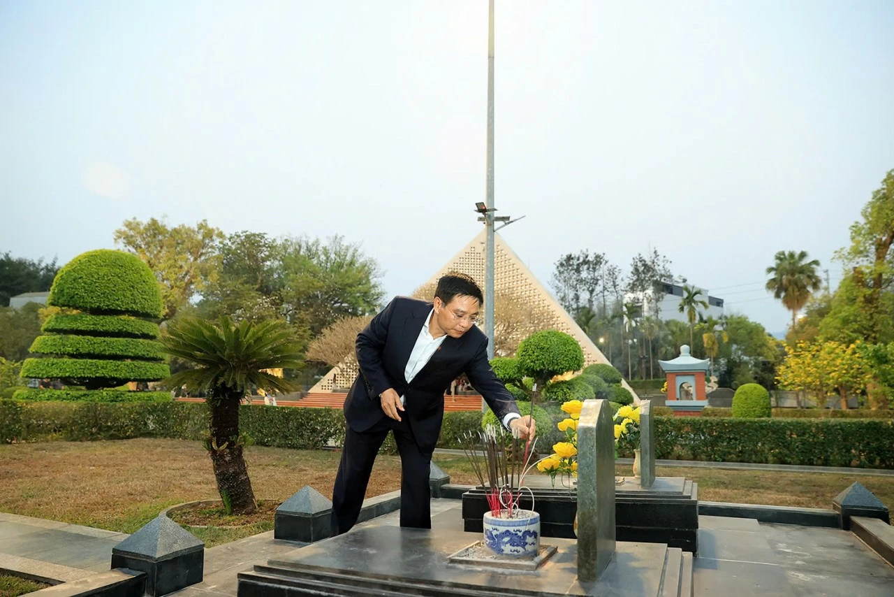 Bộ trưởng Nguyễn Văn Thắng dâng hương tưởng niệm các anh hùng, liệt sĩ tại Điện Biên