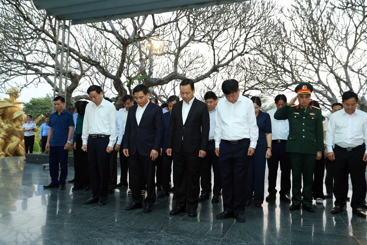 Bộ trưởng Nguyễn Văn Thắng dâng hương tưởng niệm các anh hùng, liệt sĩ tại Điện Biên