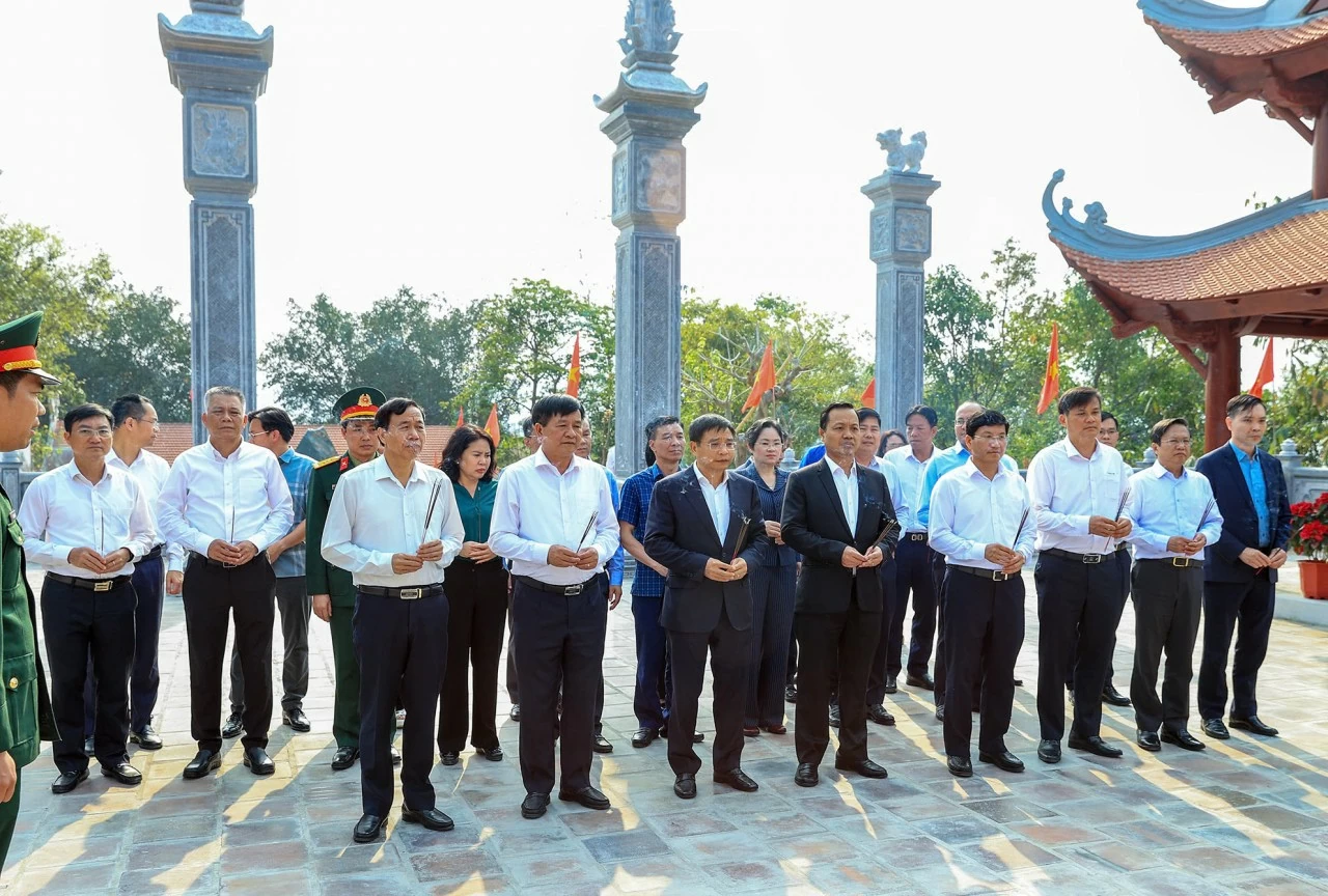 Bộ trưởng Nguyễn Văn Thắng dâng hương tưởng niệm các anh hùng, liệt sĩ tại Điện Biên