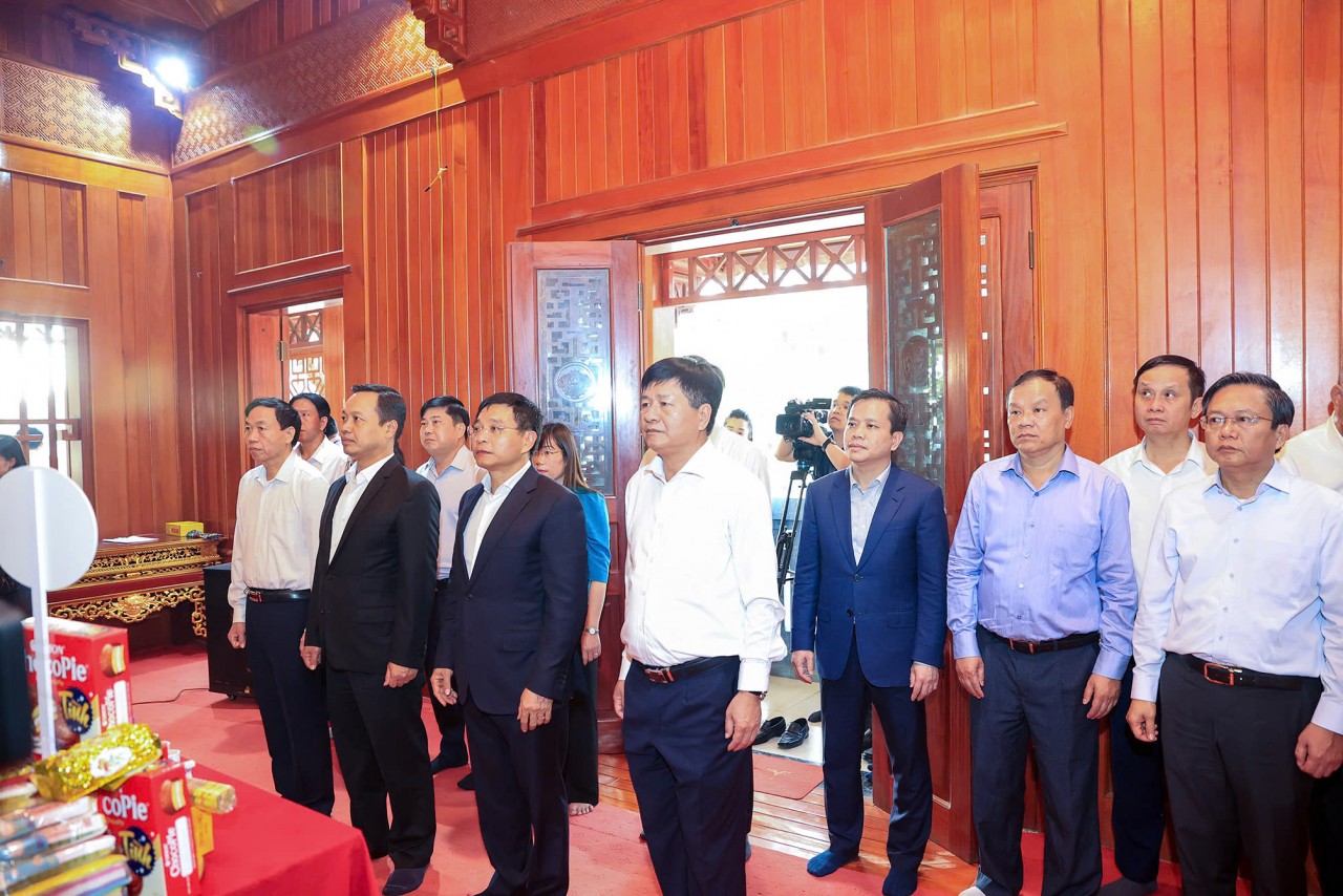 Bộ trưởng Nguyễn Văn Thắng dâng hương tưởng niệm các anh hùng, liệt sĩ tại Điện Biên