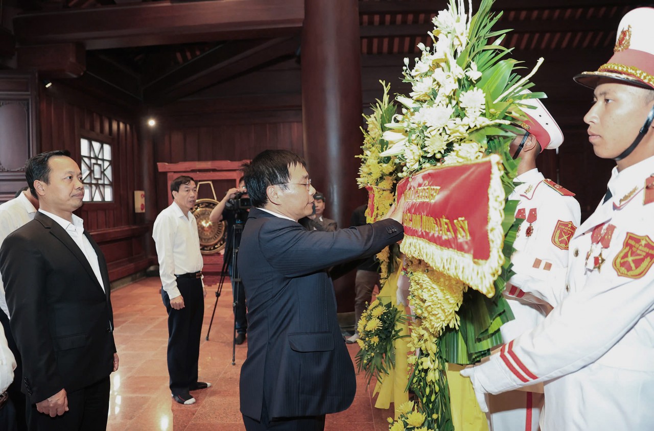 Bộ trưởng Nguyễn Văn Thắng dâng hương tưởng niệm Chủ tịch Hồ Chí Minh và các anh hùng, liệt sĩ tại Điện Biên