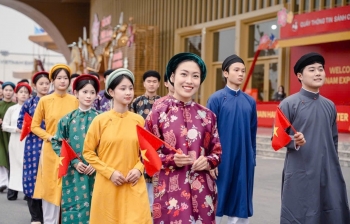 Tái hiện vẻ đẹp vàng son cổ phục Việt giữa không gian hội chợ hiện đại