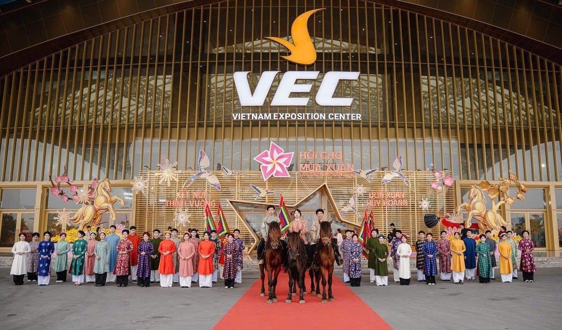 Tái hiện vẻ đẹp vàng son cổ phục Việt giữa không gian hội chợ hiện đại