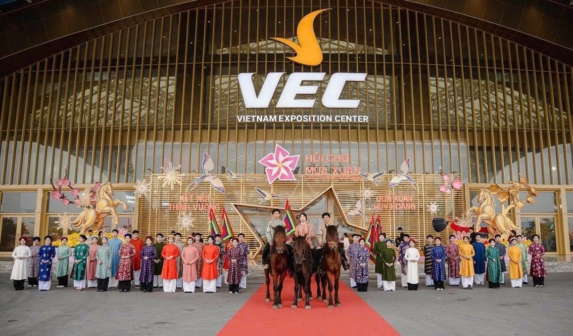 Tái hiện vẻ đẹp vàng son cổ phục Việt giữa không gian hội chợ hiện đại