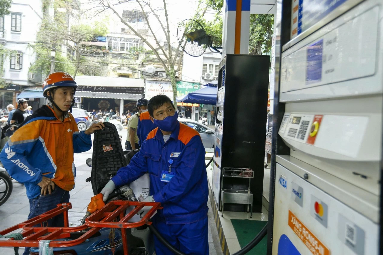 15h chiều 5/3, giá xăng, dầu đông loạt bật tăng đột biến