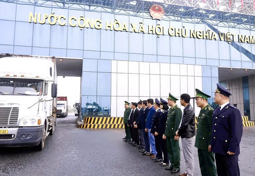 Ngày đầu thông quan cuối tuần tại Bắc Luân II, hơn 50 xe hàng được làm thủ tục