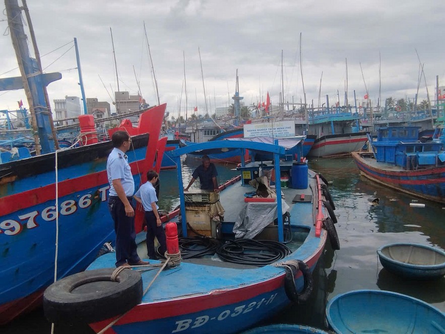 Quản lý thị trường tỉnh Gia Lai tăng cường kiểm tra, kiểm soát hoạt động kinh doanh xăng dầu. Ảnh: QLTT tỉnh Gia Lai.