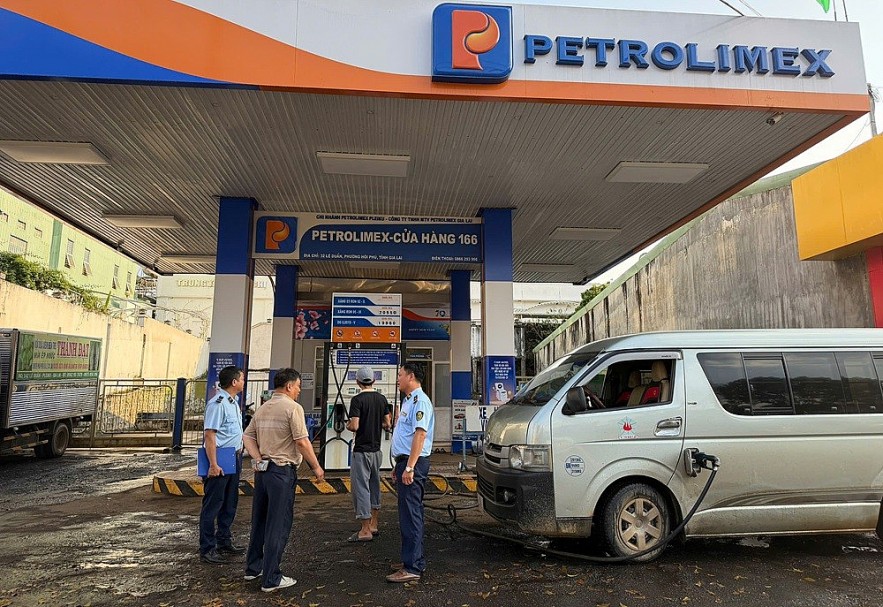 Đội QLTT số 11 đã tăng cường tuyên truyền, hướng dẫn các thương nhân chấp hành nghiêm quy định pháp luật trong hoạt động kinh doanh xăng dầu. Ảnh: Đức Trinh.