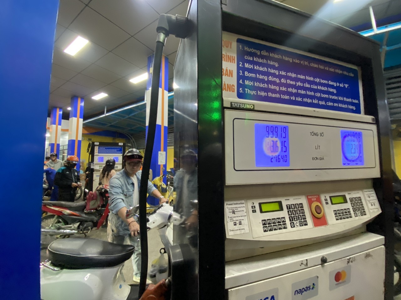 Giá xăng dầu của Việt Nam: Điều hành bám sát giá thế giới Giá xăng dầu của Việt Nam: Điều hành bám sát giá thế giới