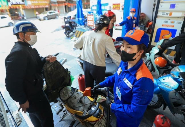 Tối ngày 10/3, giá xăng tiếp tục tăng từ 1.350 đồng/lít - 2.080 đồng/lít