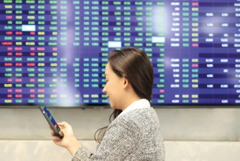 Thị trường rung lắc ngắn hạn, cơ hội dài hạn vẫn còn